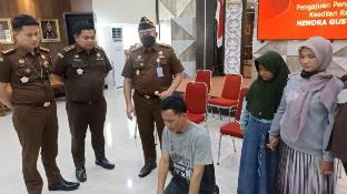 Kejari Pekanbaru melakukan restorative justice yang pertama atas kasus curi HP oleh seorang pria terhadap mantan istrinya (foto/int)